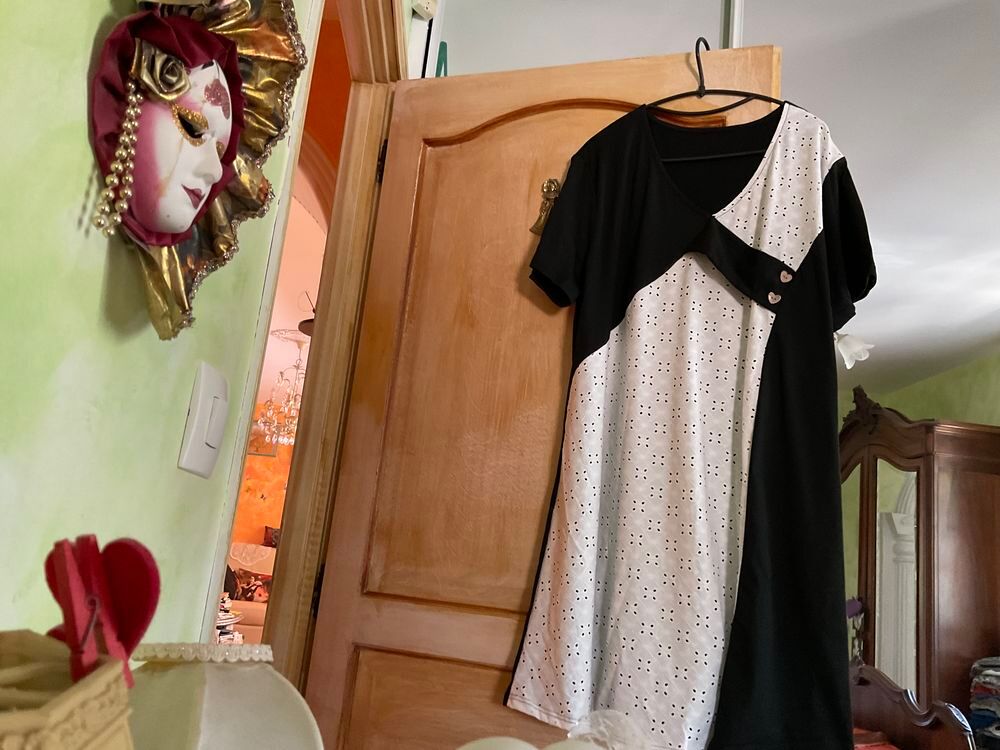 Belle robe avec broderies Vêtements
