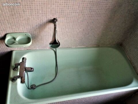 Salle de bain complète des années 1950 / 1960 vert anglais 2500 Ambrières-les-Vallées (53)