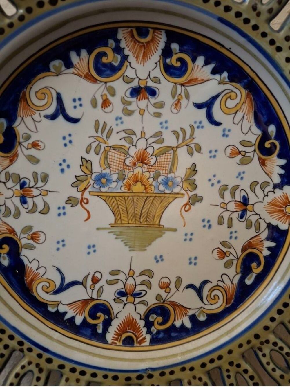 Assiette d&eacute;corative en fa&iuml;ence de Desvres , milieu 20e . Diam 25 cm D�coration