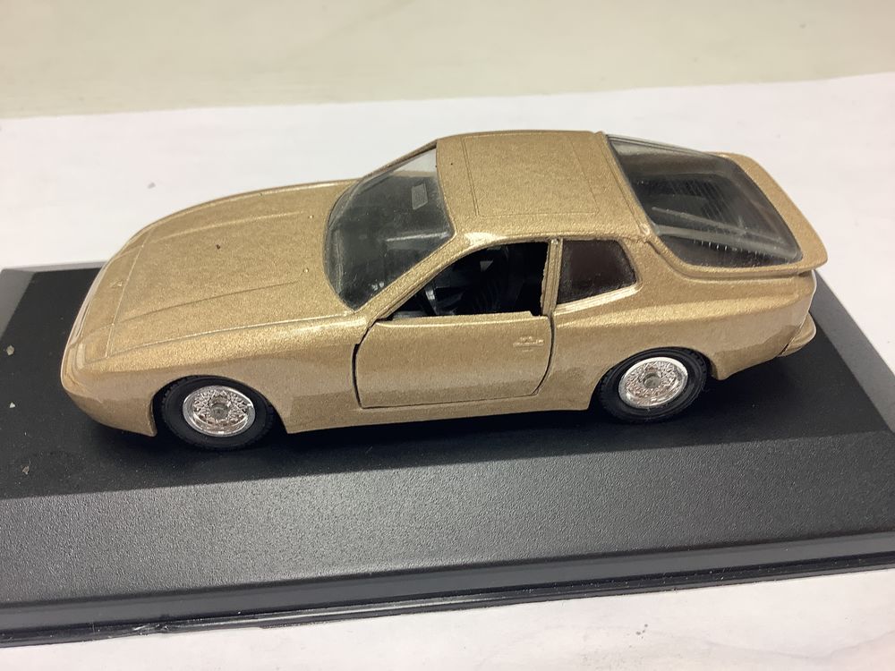 PORSCHE 944 voiture miniature 