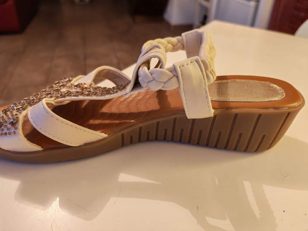 Sandales beige &agrave; talon compens&eacute; et strass Chaussures