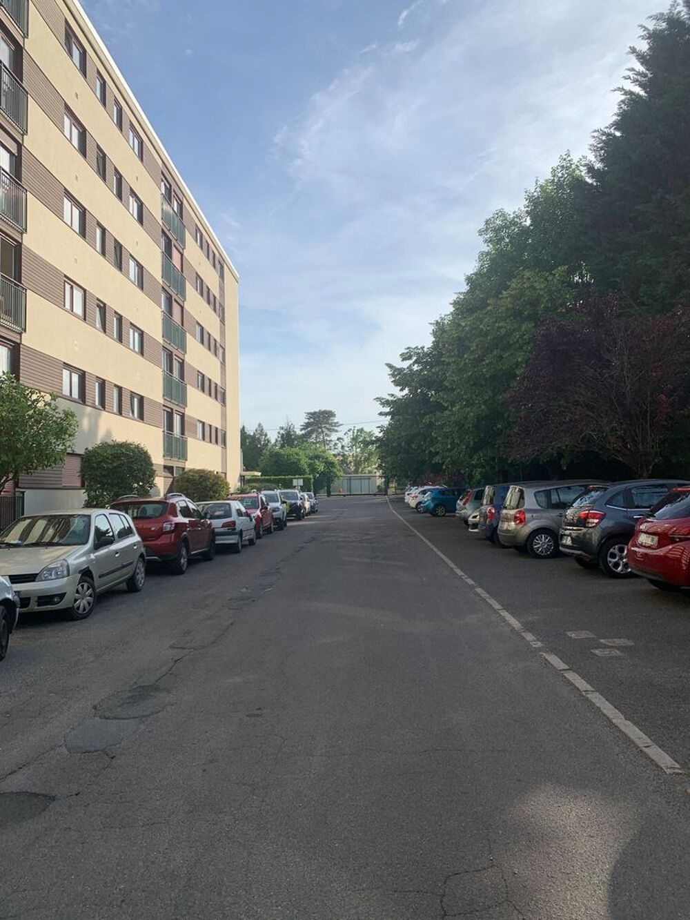 Location Parking/Garage Parking  extérieur avec gardien sécurisé   Une place à 60€ Avon