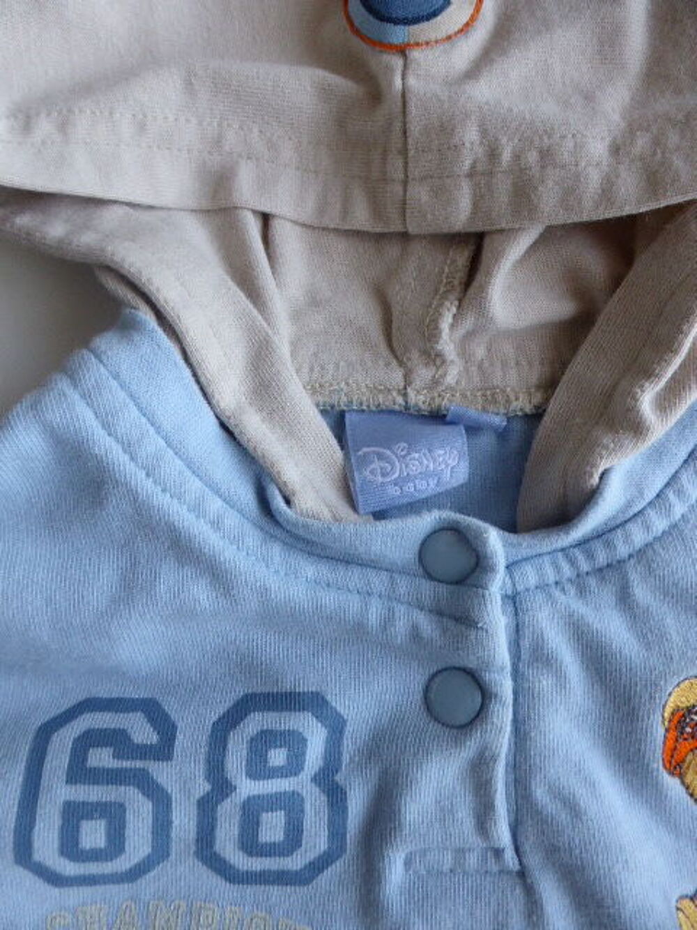 Disney tee shirt &agrave; capuche manches longues Winnie 18 mois Vêtements enfants