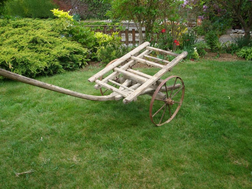 Petite charrette en bois ; barotton ancien pour d&eacute;coration Décoration