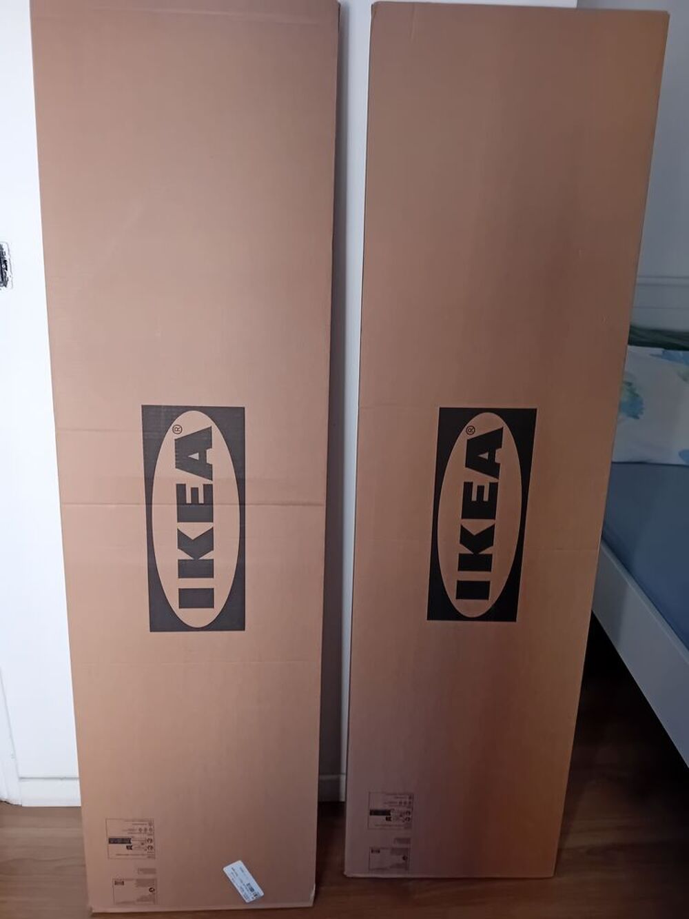 des meubles neufs IKEA dans leurs carton Meubles