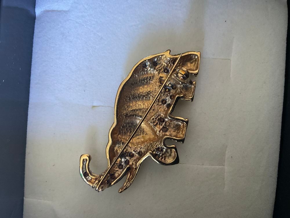 Tr&egrave;s belle broche strawoski. Ann&eacute;e 1975 Bijoux et montres