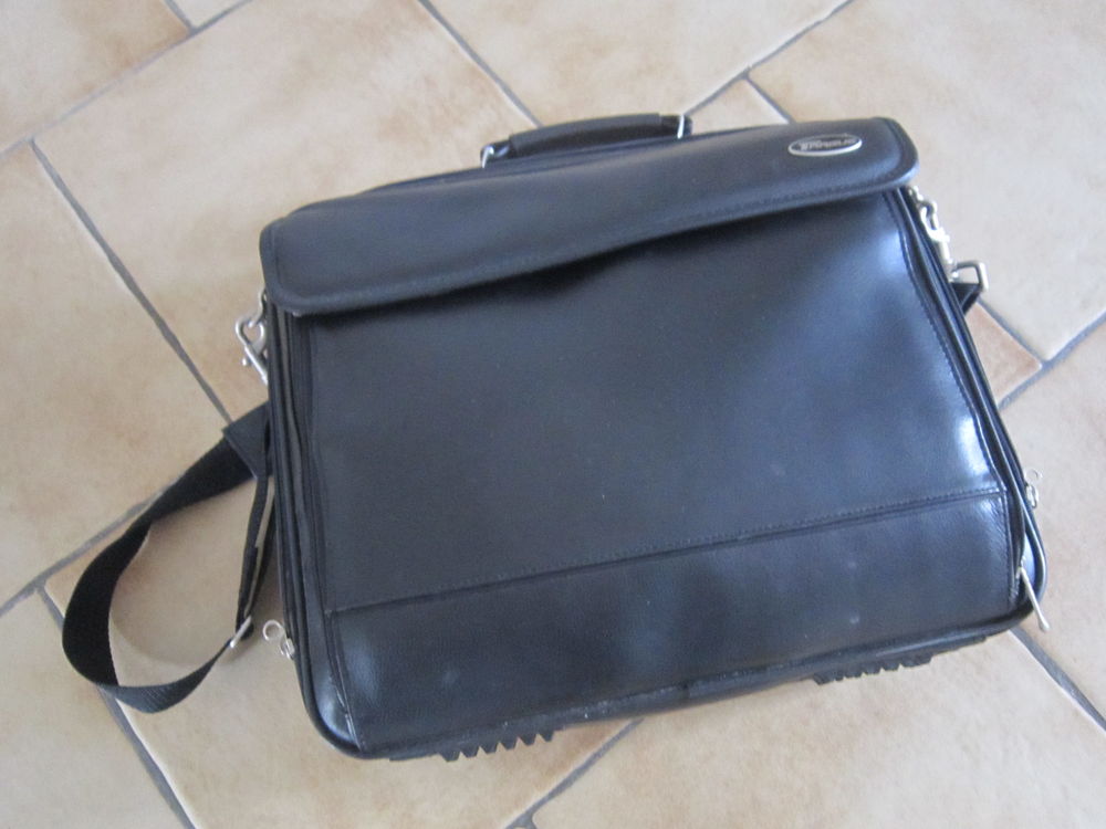 Un sac en cuir de couleur noire pour ordinateur Maroquinerie