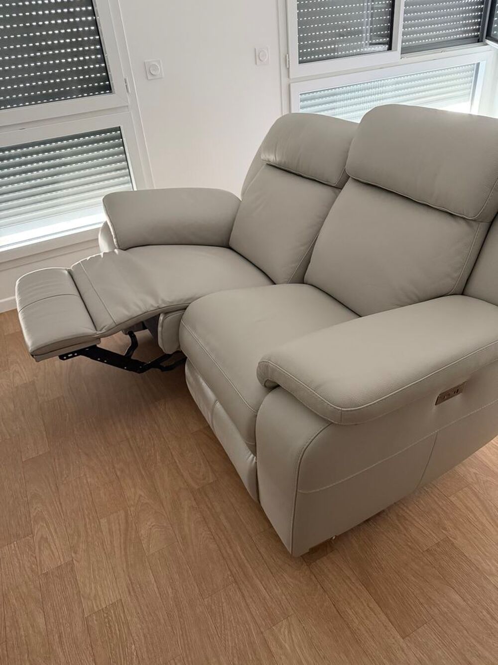 Canap&eacute; poltronesofa cuir beige quasi neuf Meubles