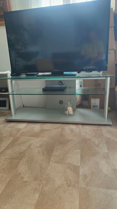 Table TV en verre  30 Grasse (06)