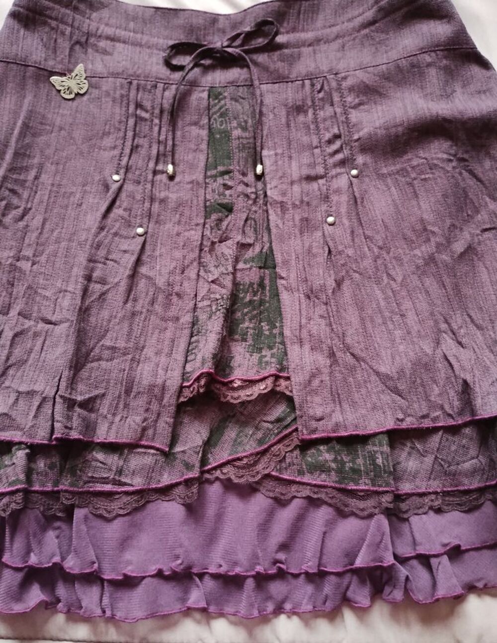 Jupe prune &agrave; dentelles et broderie avec d&eacute;coration papillon Vêtements