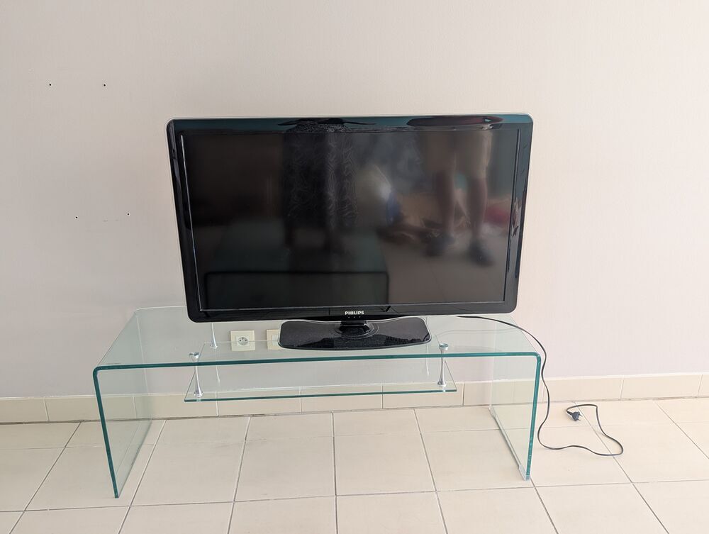 Meuble TV et table basse en verre courb&eacute; Meubles