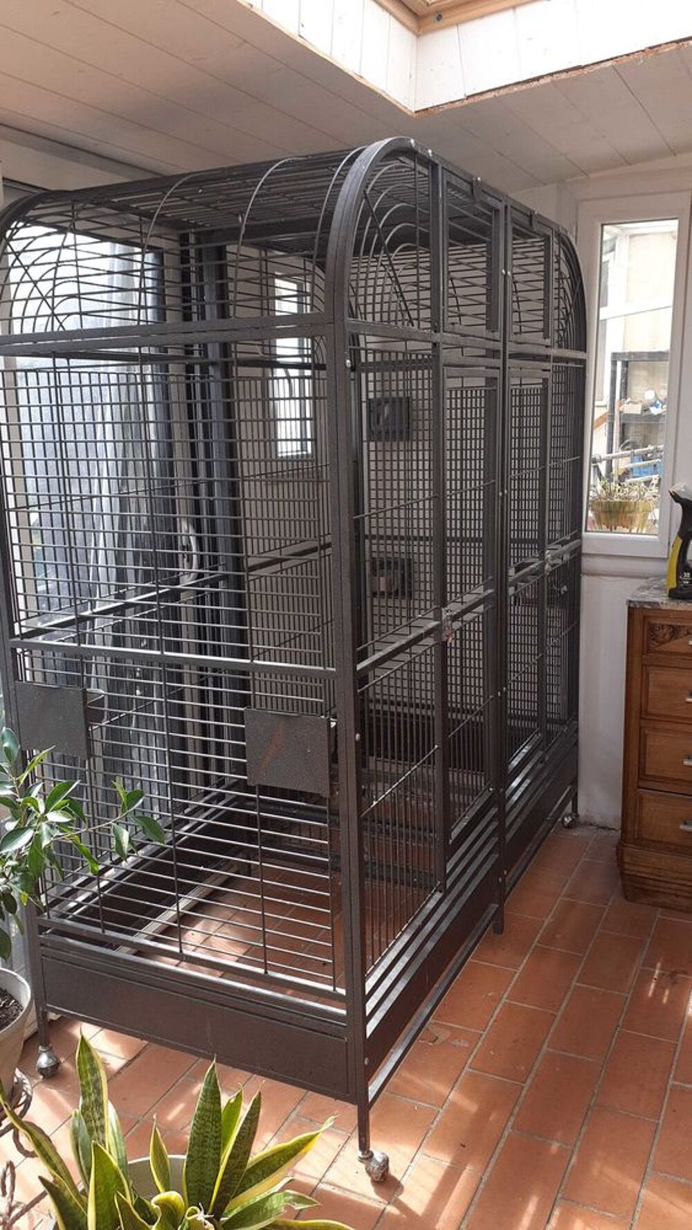grande cage &agrave; perroquet avec s&eacute;paration au milieu et tiroir et grille en bas de la cage Jardin