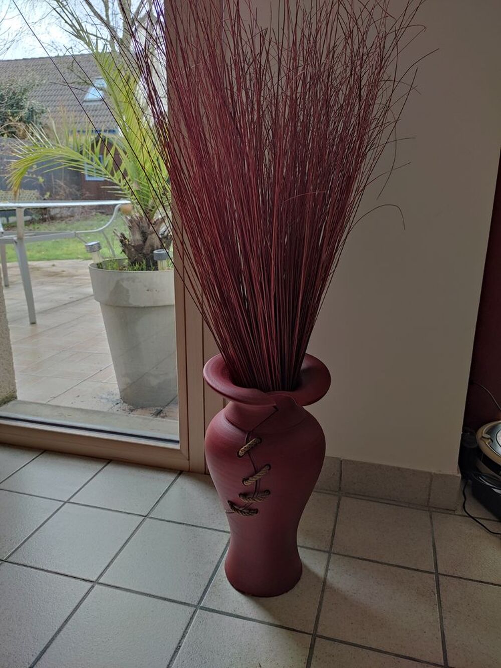 Grand vase d&eacute;coratif rouge et tiges Décoration