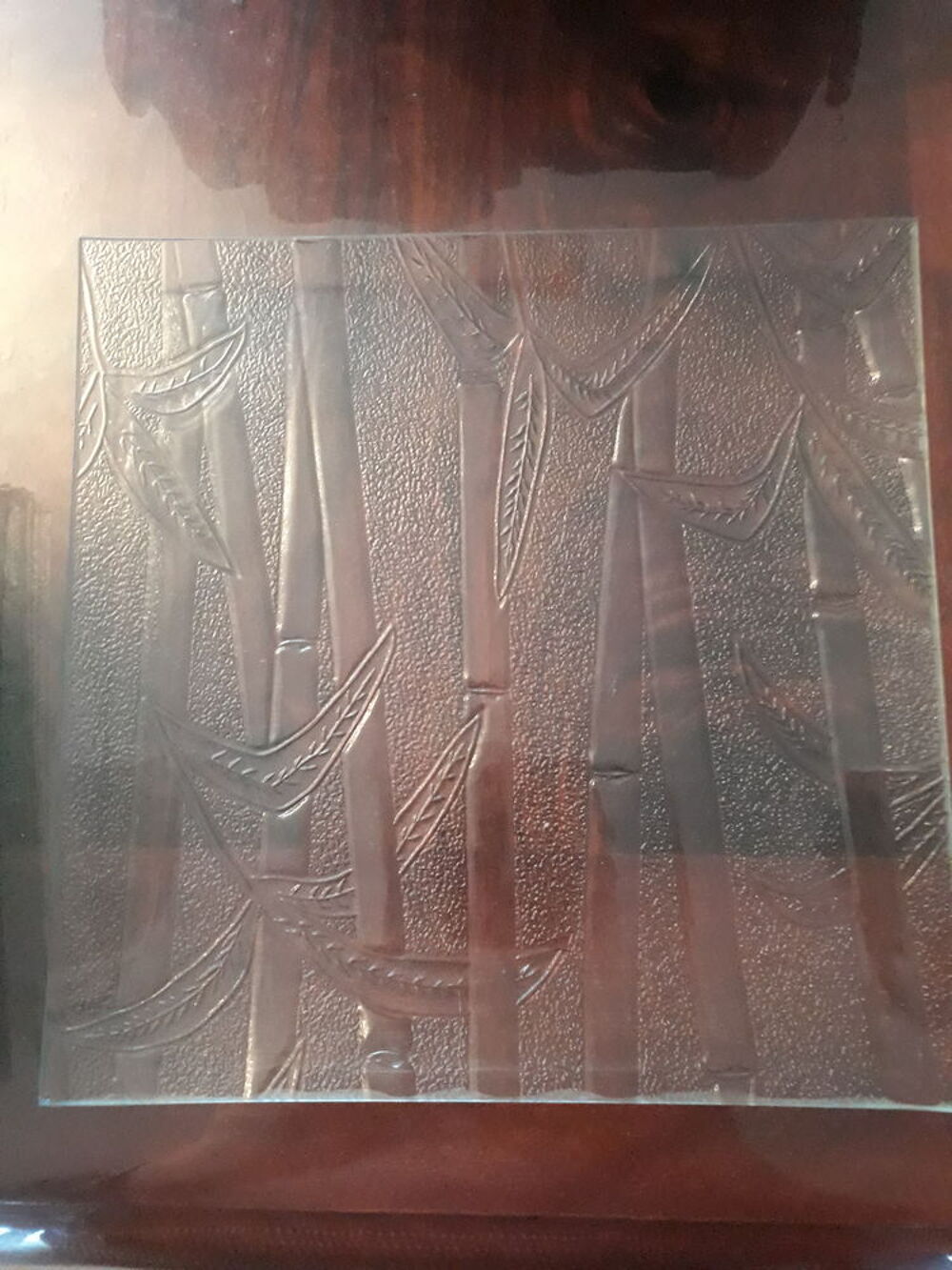 Service de 36 assiettes en verre transparentes. Décoration