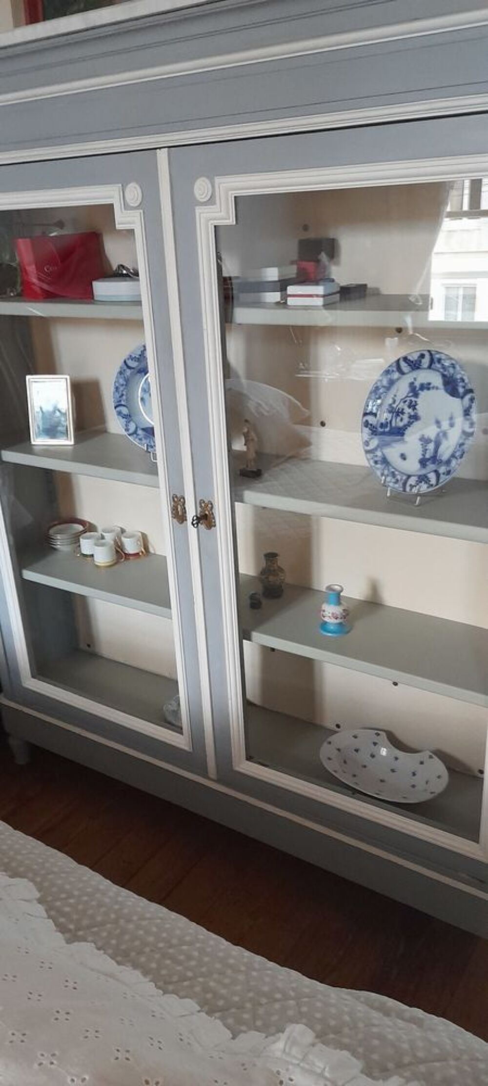 VITRINE PEINTE AVEC DESSUS EN MARBRE 
Meubles
