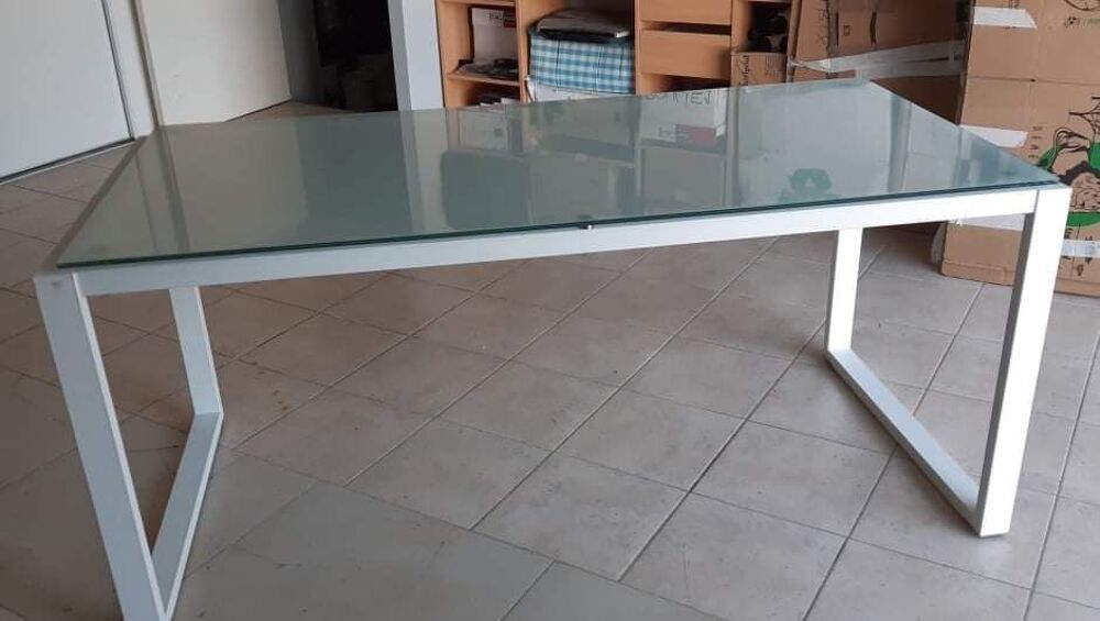 Grande table en verre tremp&eacute; 
Meubles
