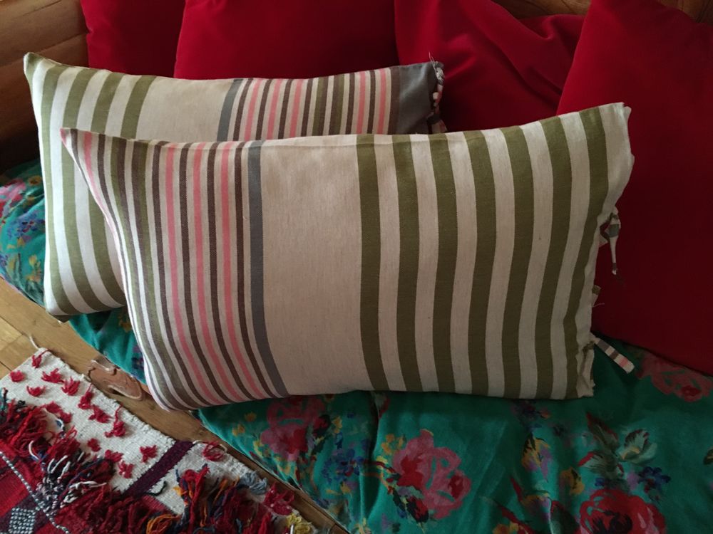 Deux housses de coussins en coton. D�coration