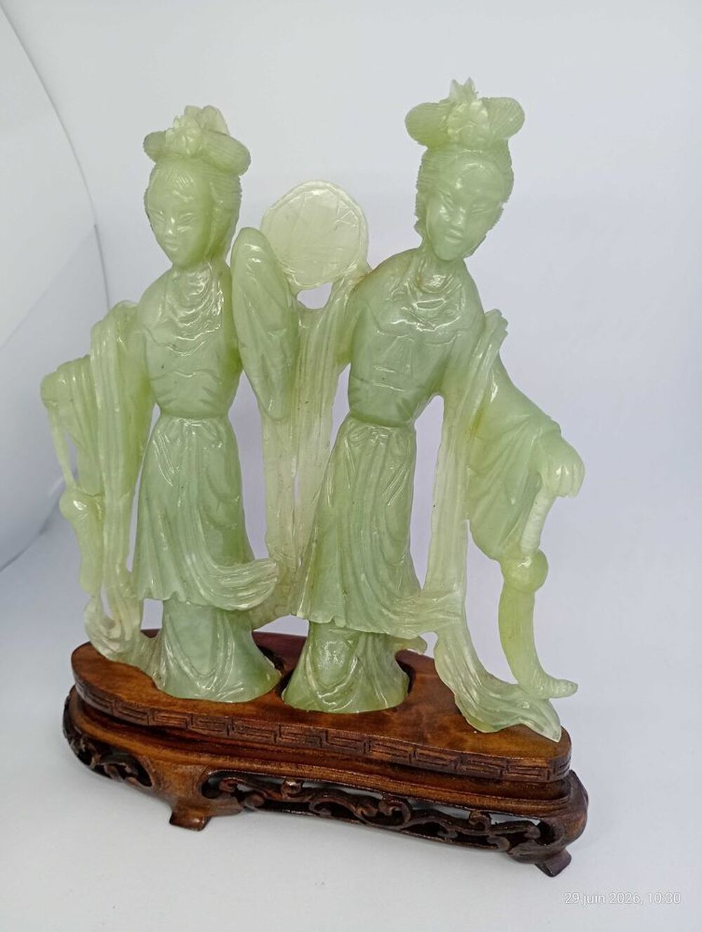 jolie statuette en jade sculpt&eacute; sur son socle d'origine 