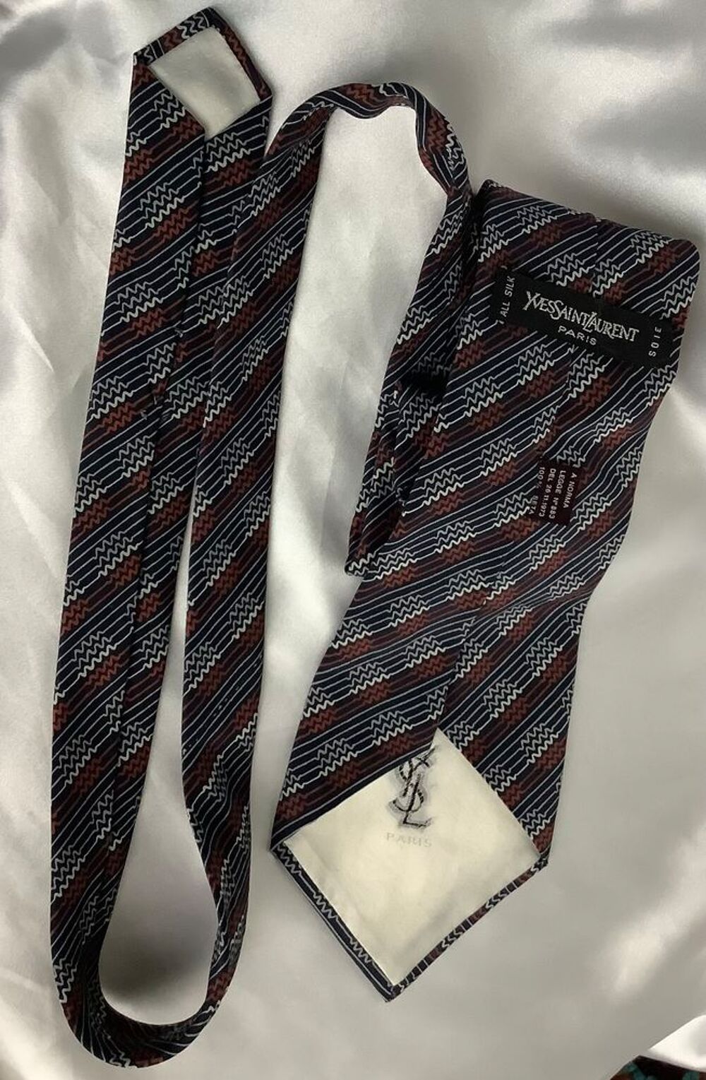 Cravate Yves Saint Laurent. Vintage,occasion tr&egrave;s bon &eacute;tat Vêtements