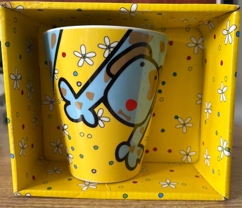 Grand mug en c&eacute;ramique illustr&eacute; avec un chien et des marguerites jaune, neuf Bijoux et montres