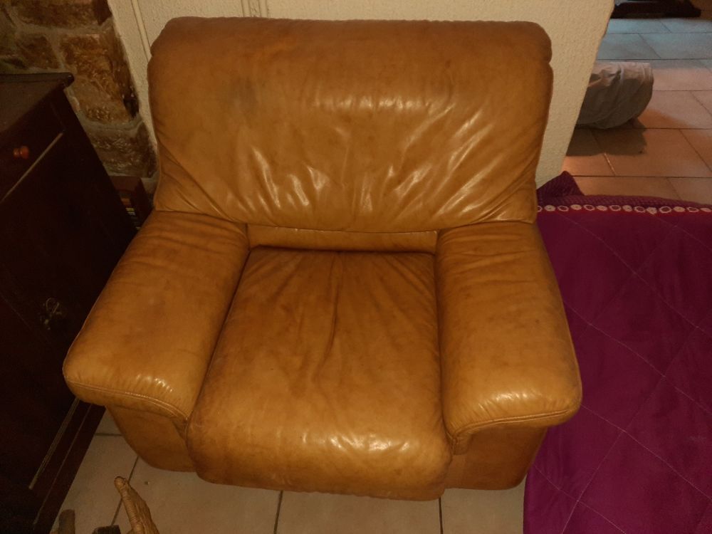 CANAPE DEUX PLACES ET DEUX FAUTEUILS ET UN POUF Meubles