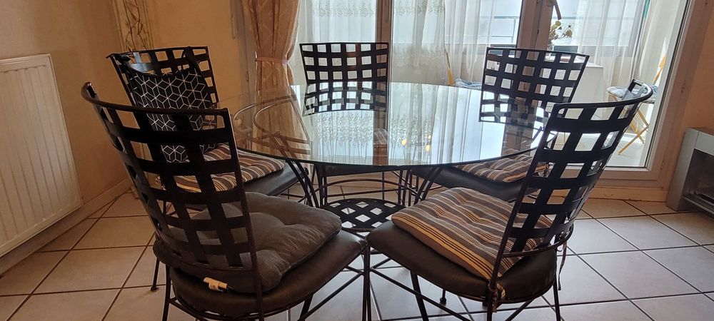 Table et 5 chaises en fer forg&eacute; bon &eacute;tat Meubles
