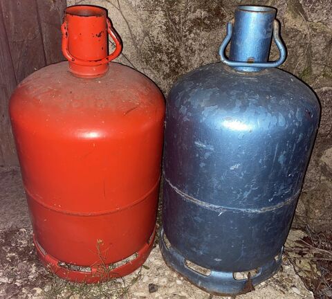 Diverses bouteilles de butane, vides ou avec reste de gaz  15 Saulieu (21)