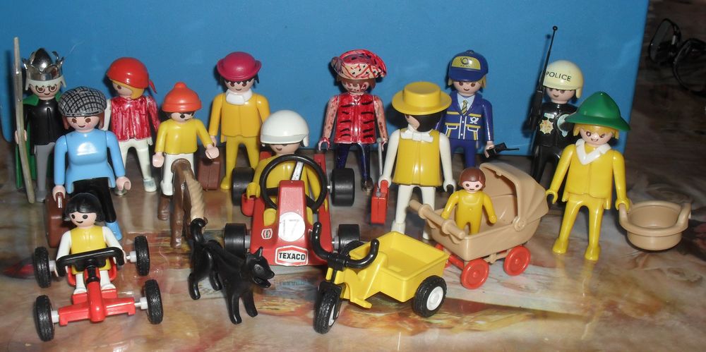 Playmobil .10 adultes divers, 2 enfants, 1 b&eacute;b&eacute; etc Jeux / jouets