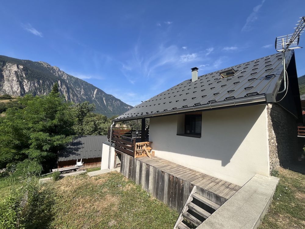 Vente Maison LA TOUR EN MAURIENNE LE CHATEL Beaucoup de charme pour cette maison récente de 145 m2 + superbe terrasse de 40 m2 offrant une vue panoramique imprenable et très ensoleillée Le châtel