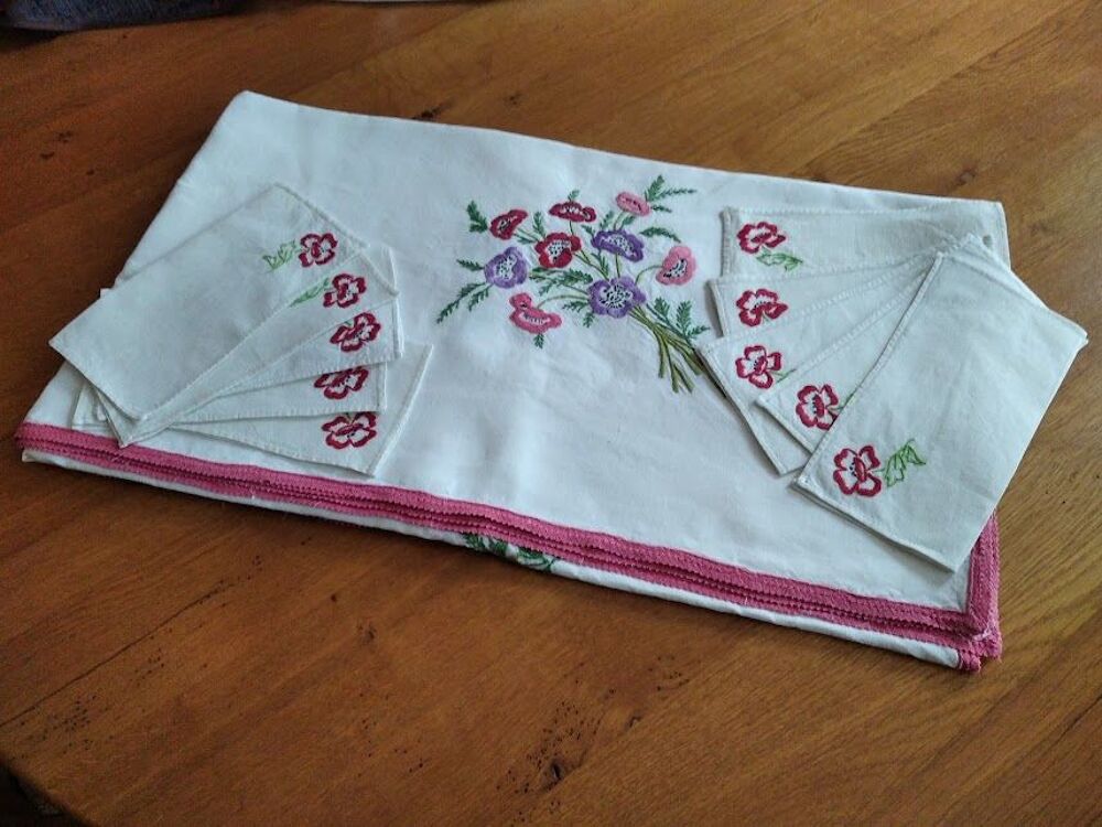 Nappe vintage brod&eacute;e main + 10 serviettes assorties Décoration