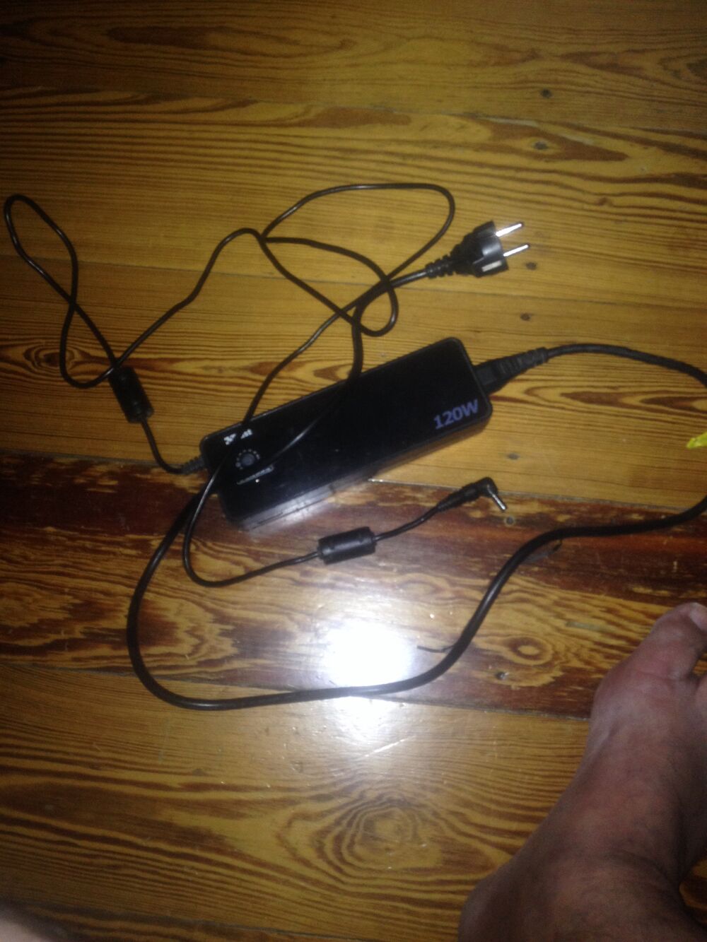 prise adaptateur r&eacute;glable pour pc ou autre Téléphones et tablettes