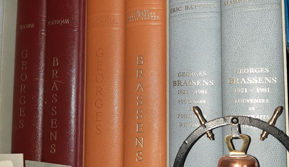 3 coffrets de livres en feuillets Livres et BD