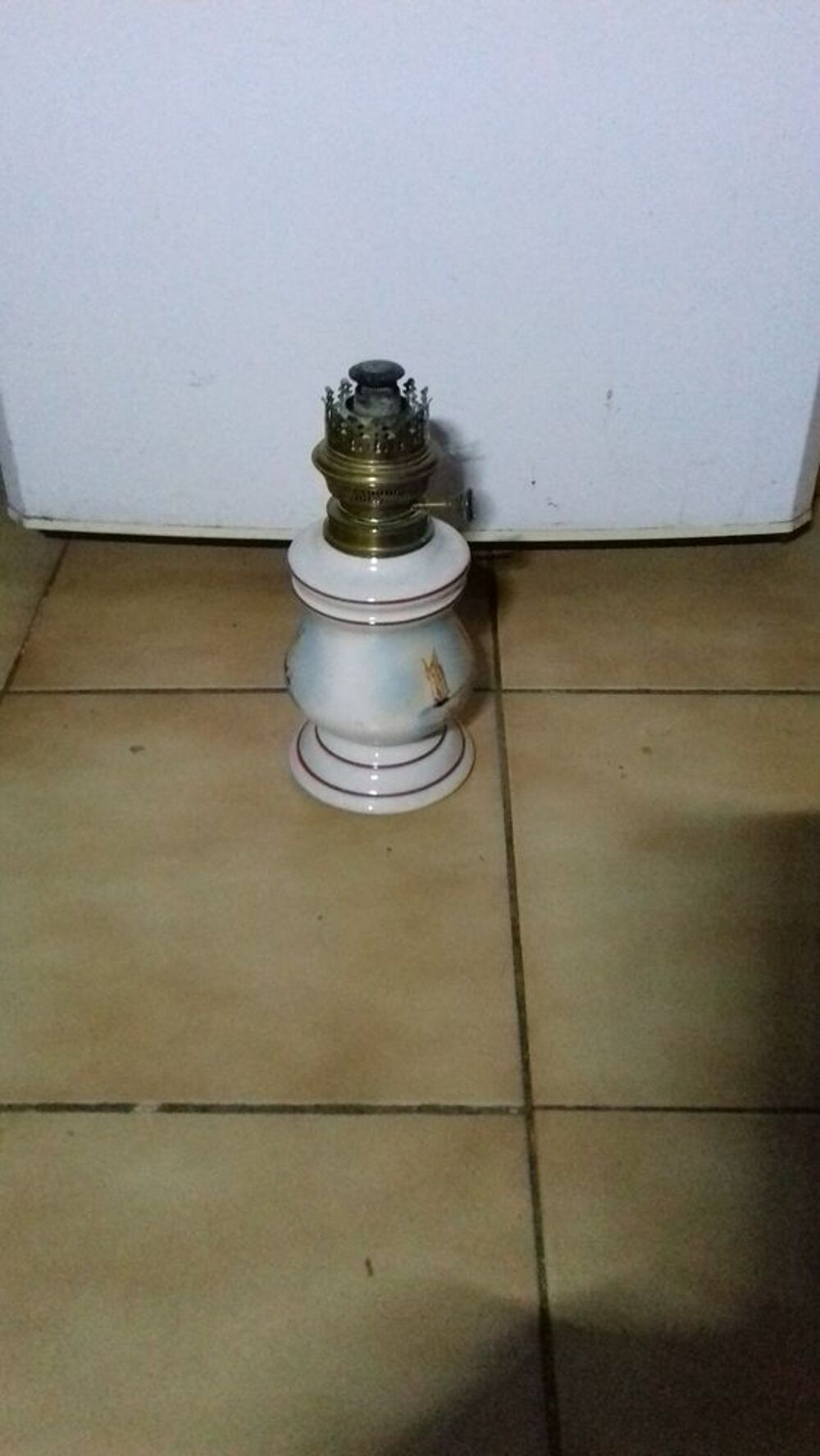 Corps de lampe ancienne &agrave; p&eacute;trole et en porcelaine
