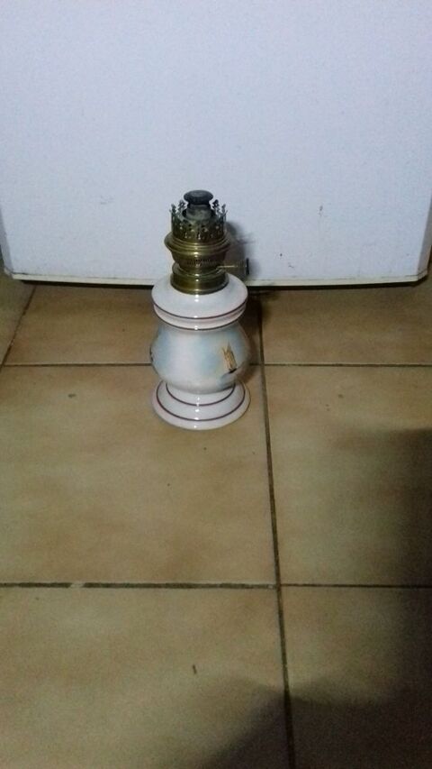 Corps de lampe ancienne à pétrole et en porcelaine
20 Septèmes-les-Vallons (13)