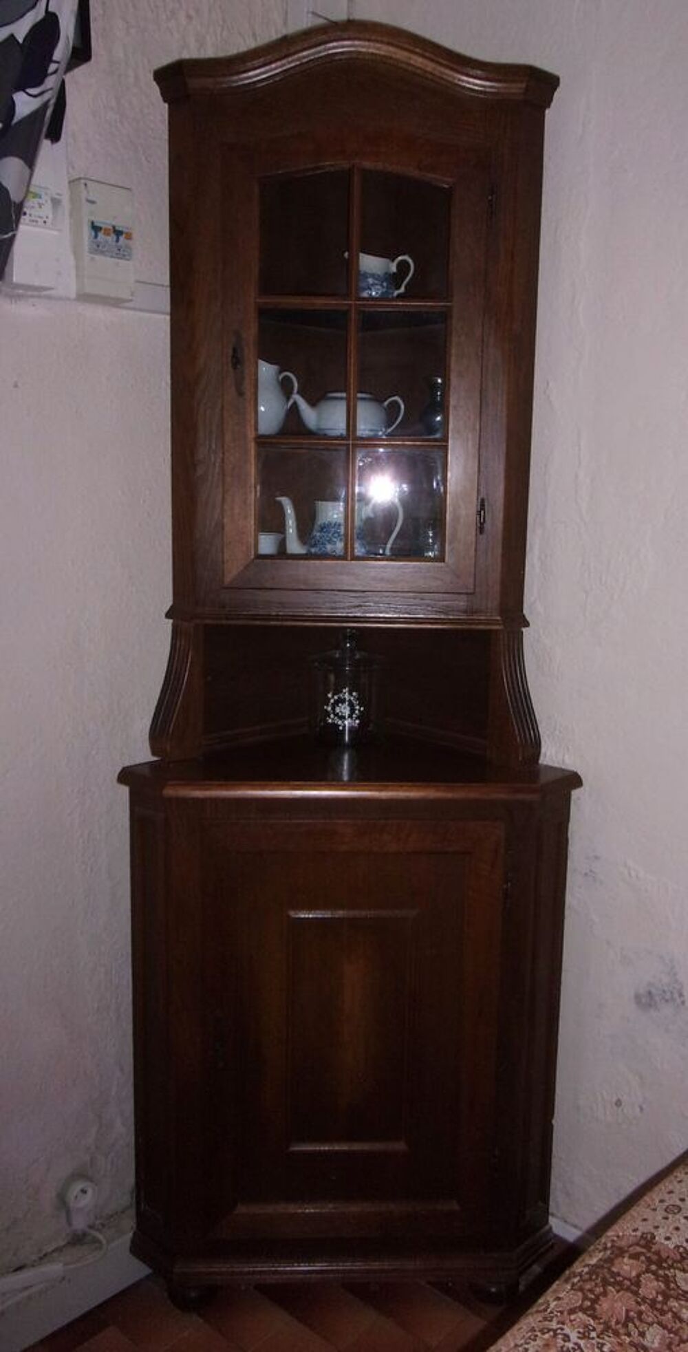 Vitrine d'angle en plaqu&eacute; ch&ecirc;ne Meubles