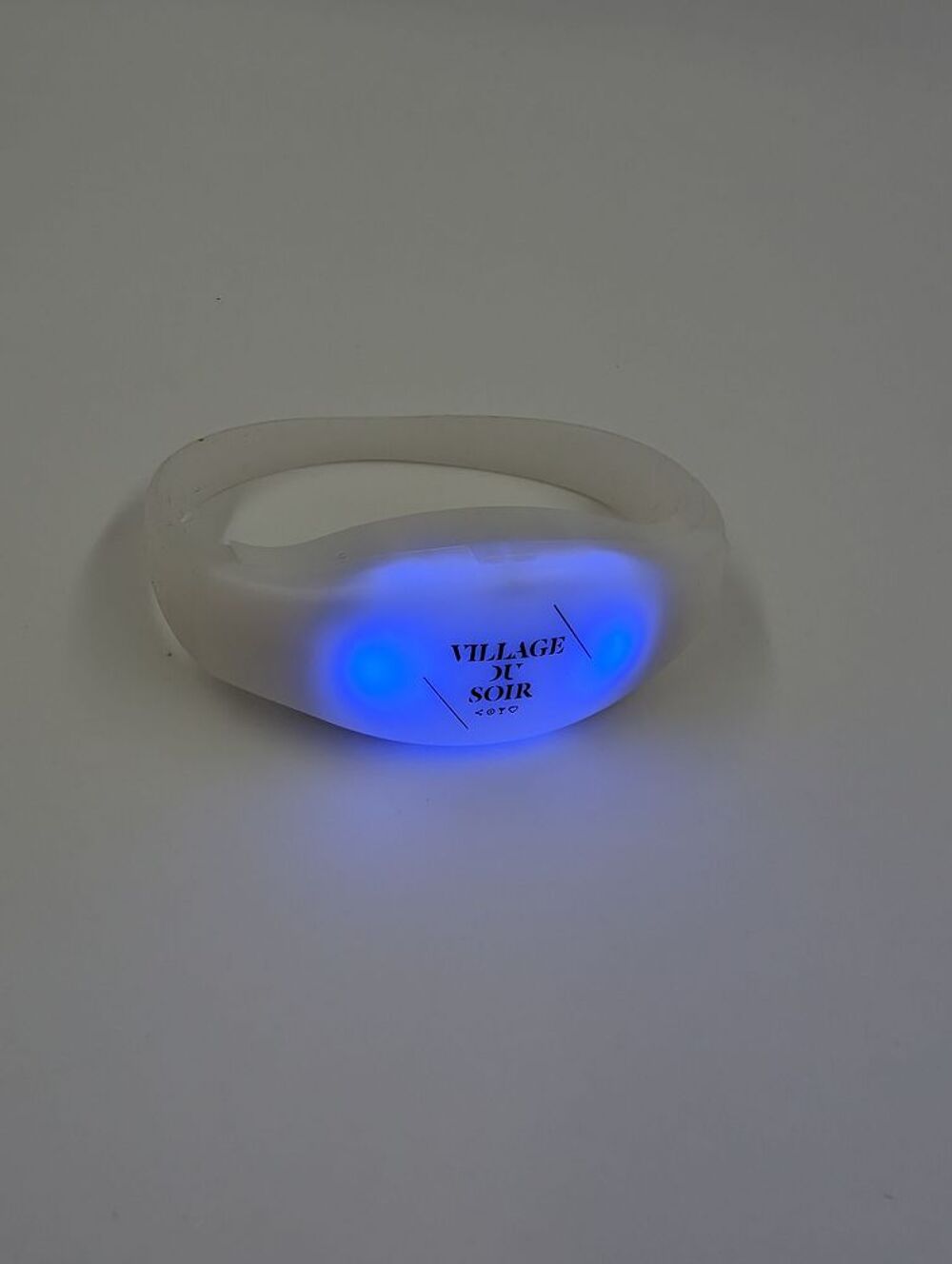 Bracelet blanc Lumineux de boite de nuit (Village du Soir) Bijoux et montres