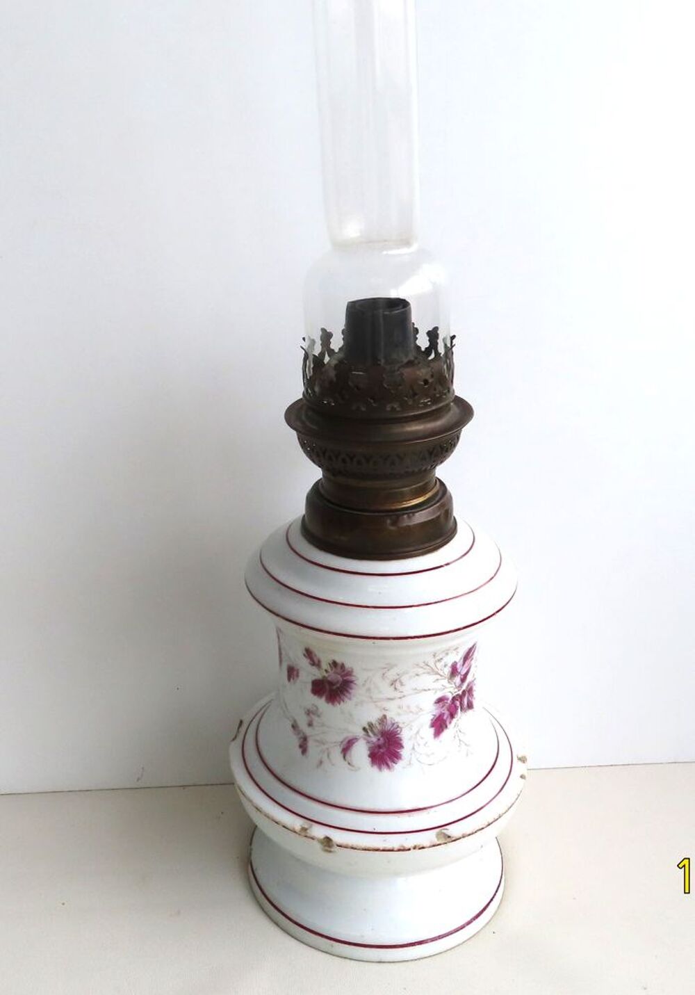 Jolie lampe ancienne &agrave; p&eacute;trole Décoration