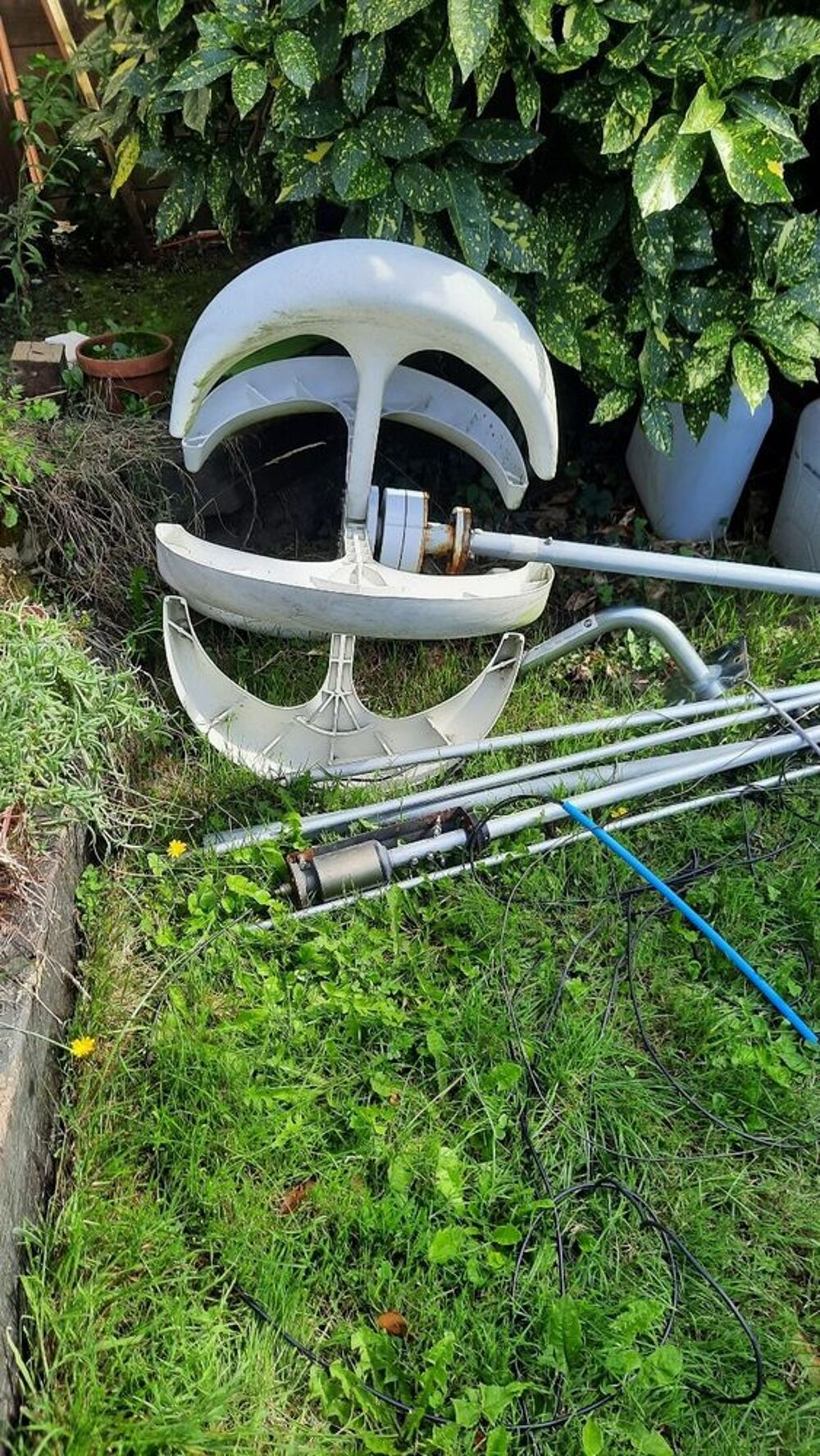 cause d&eacute;c&egrave;s : mat&eacute;riel pour &eacute;olienne et panneaux solaires Jardin