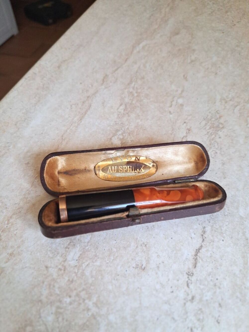 Fume-cigare vintage or, bak&eacute;lite et ambre 