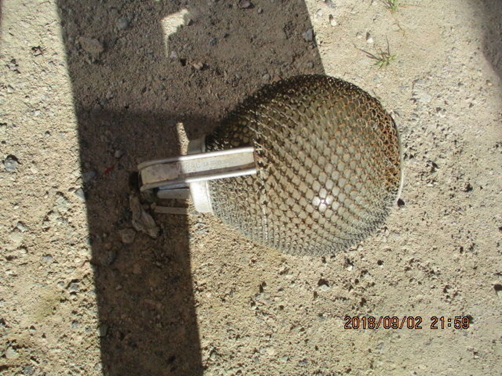 Bouteille entour&eacute;e de fer 
