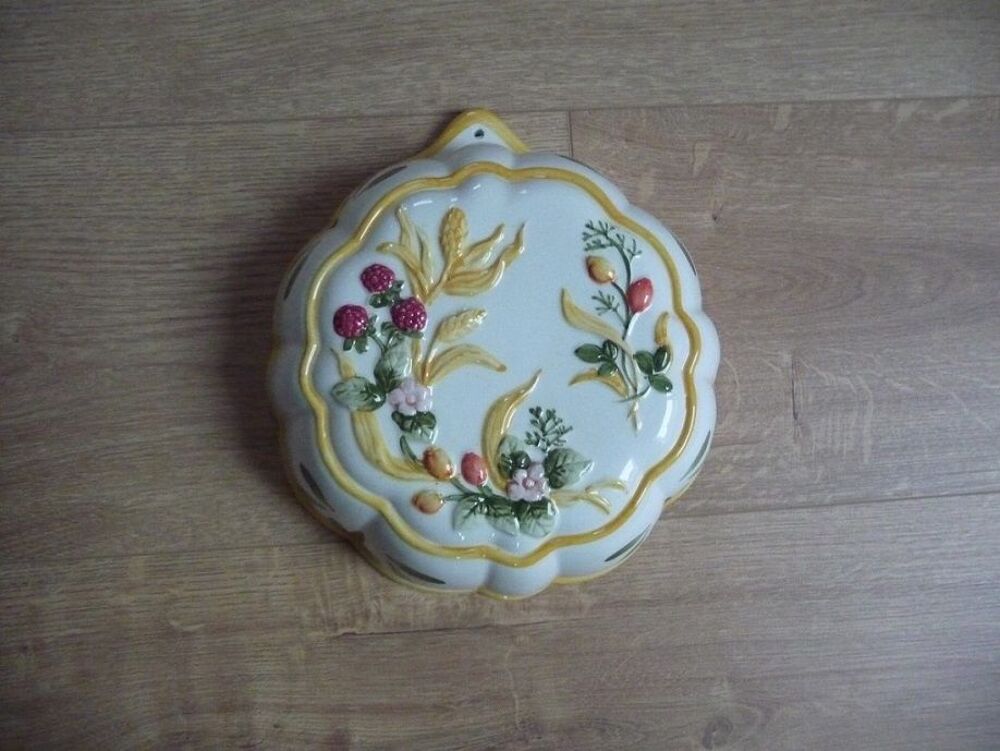 Joli moule rond en porcelaine motifs fleurs et fruits - Neuf Décoration