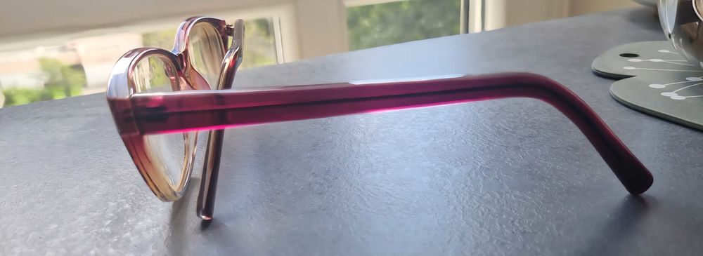 Lunette de vue &eacute;l&eacute;gante. Couleur prune. TBE Bijoux et montres