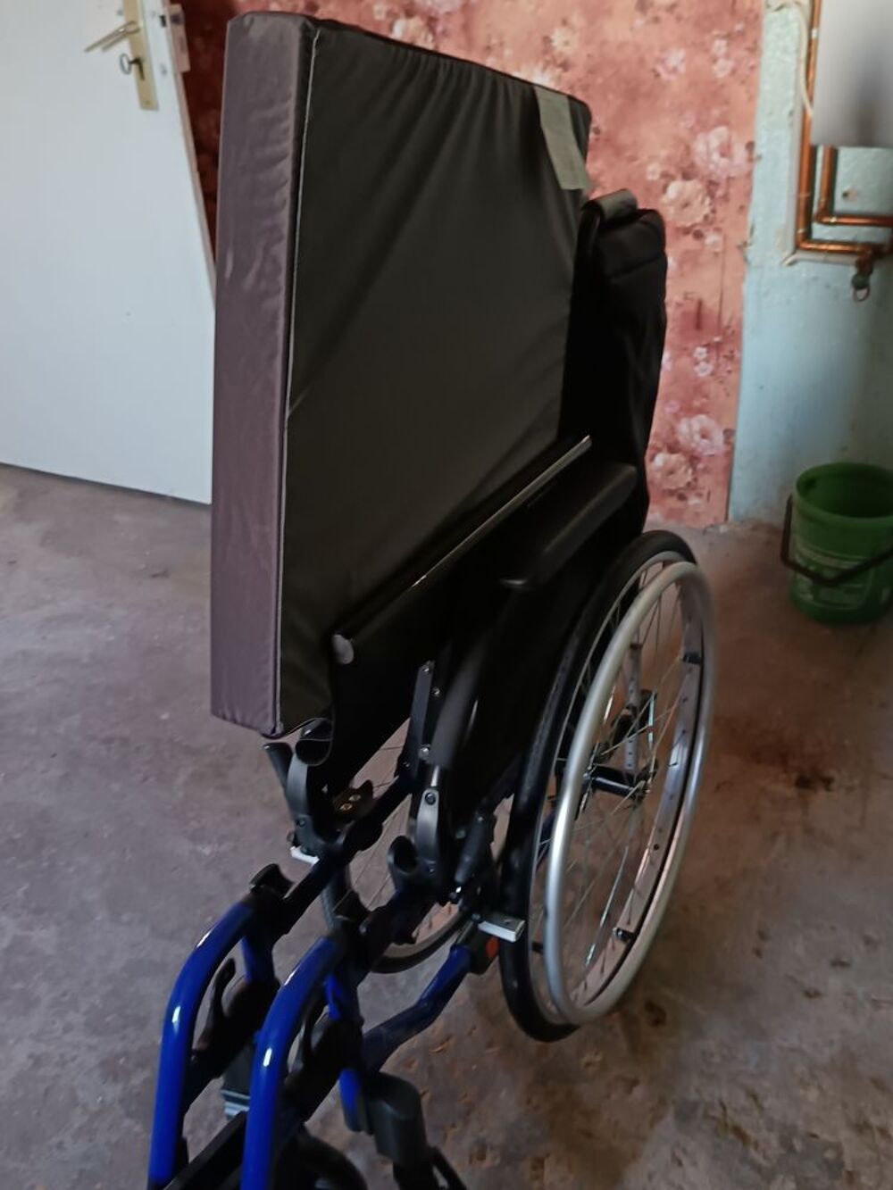 Fauteuil roulant plus chaise perc&eacute;e Meubles