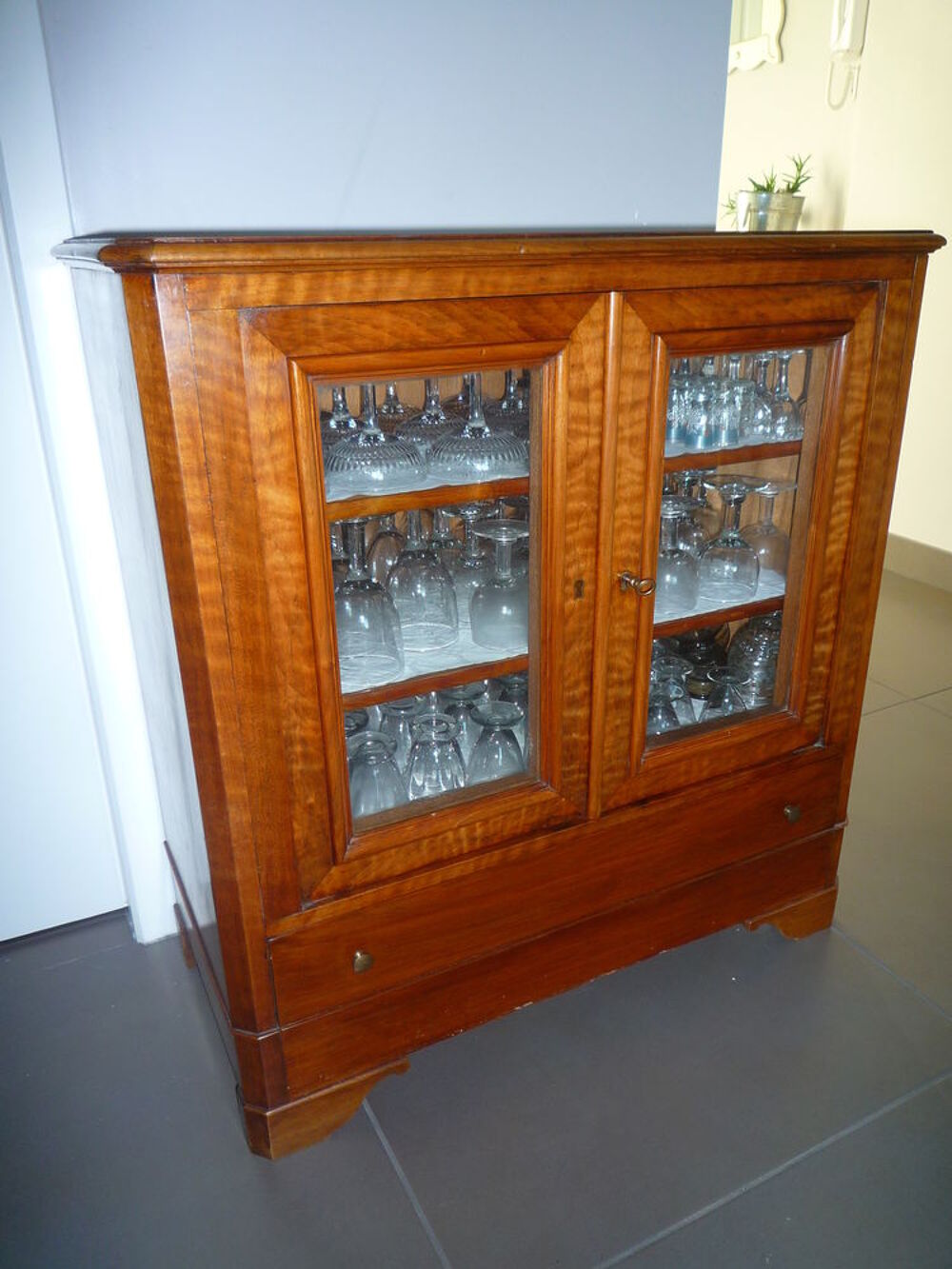 BUFFET VITRINE ANTIQUAIRE EN NOYER (RARE) Meubles