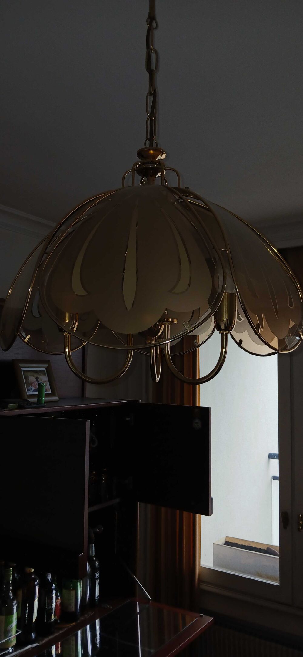 superbe lustre vintage en verre fum&eacute;. Excellent &eacute;tat. Décoration