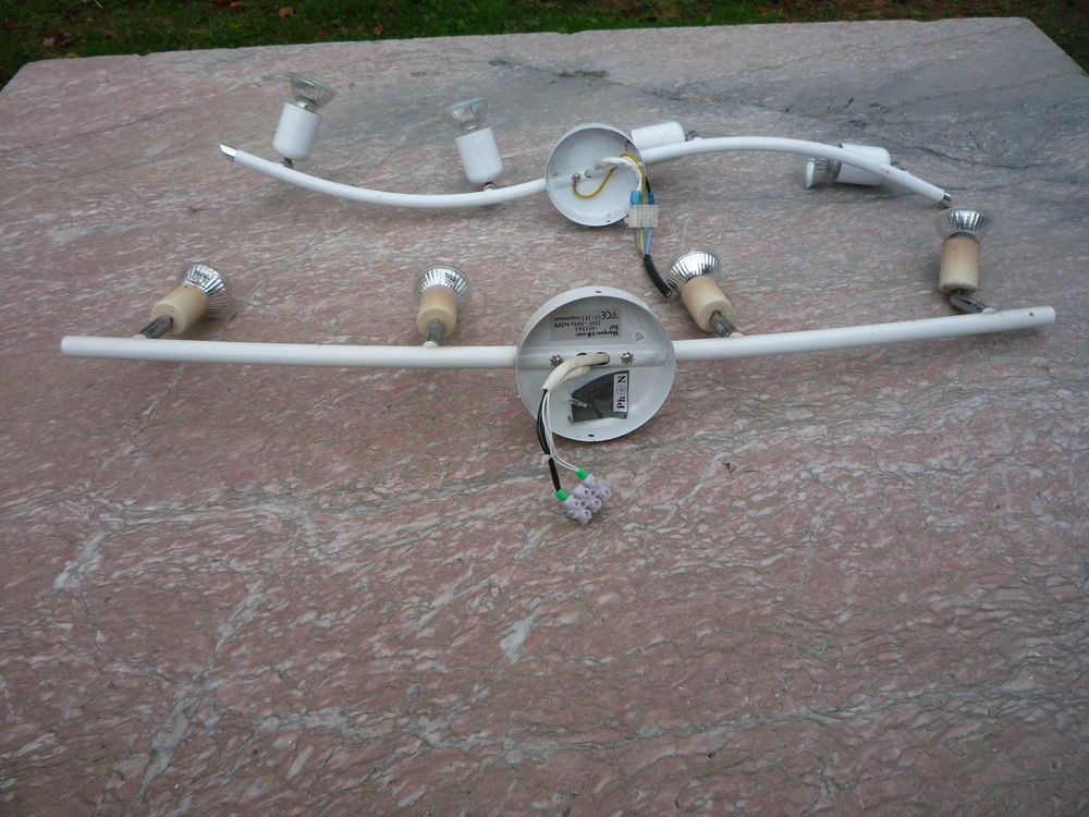 Lustre/plafonnierbarre articul&eacute;e spot
70cm /77cm
15€ pi&egrave;ce Décoration