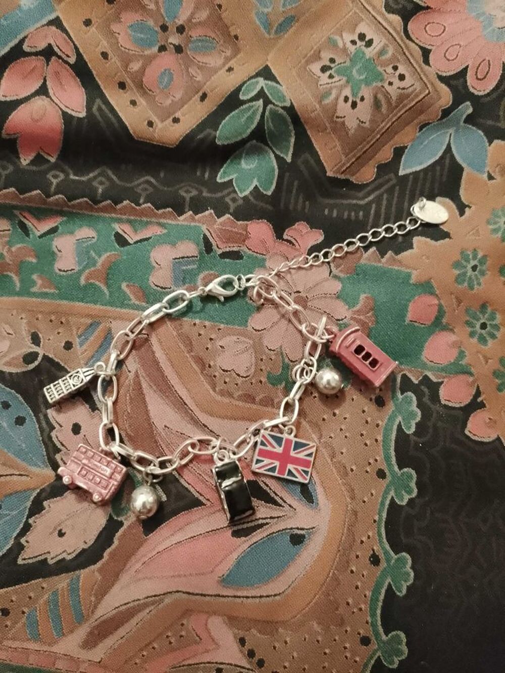 bracelet en m&eacute;tal argent&eacute; th&egrave;me Angleterre enfants. Bijoux et montres