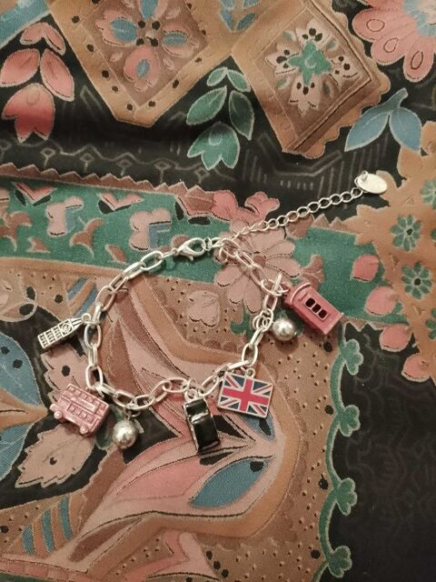 bracelet en m�tal argent� th�me Angleterre enfants. 4 Carqueiranne (83)