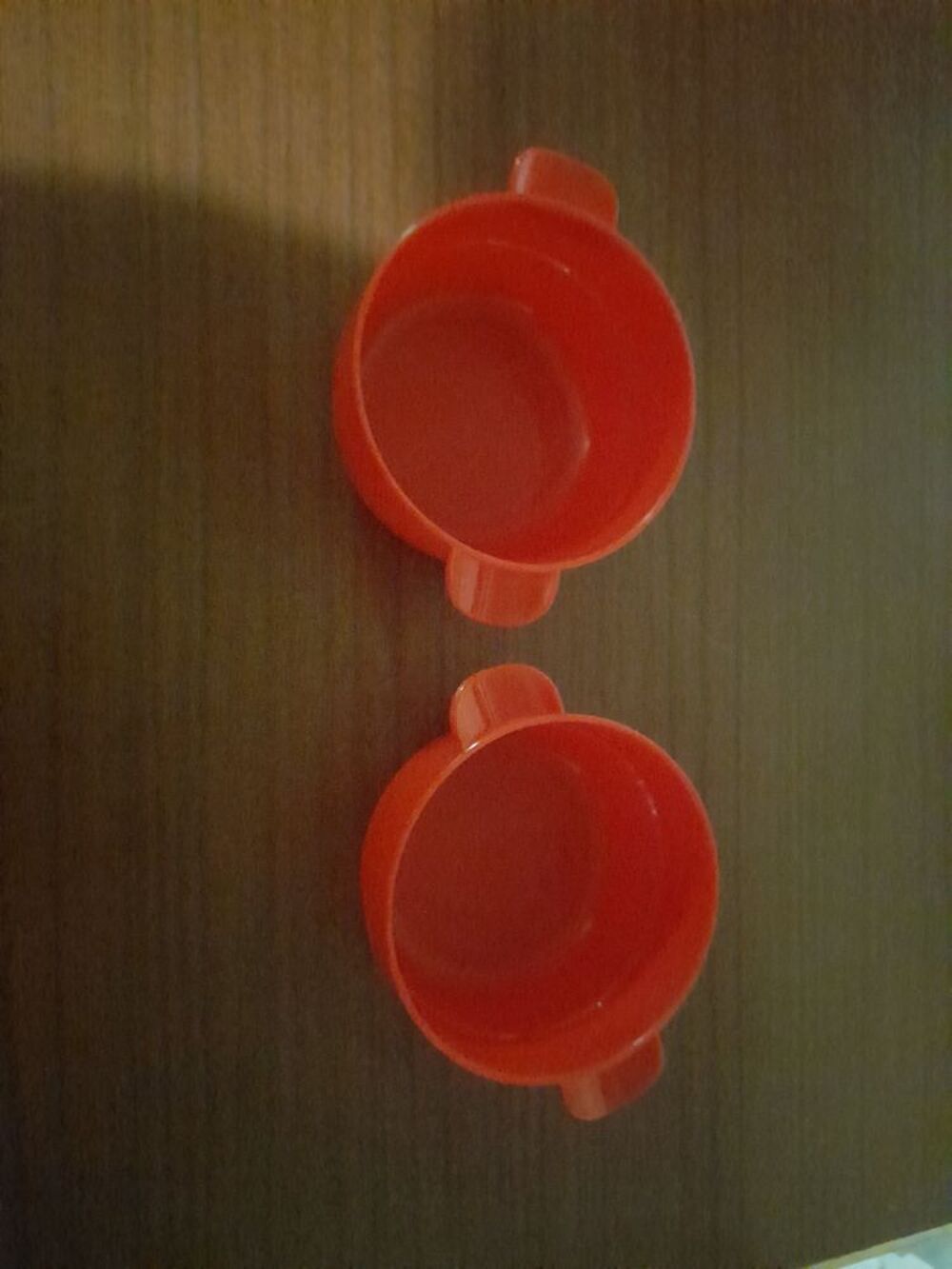 Deux bols en pvc rouge Cuisine