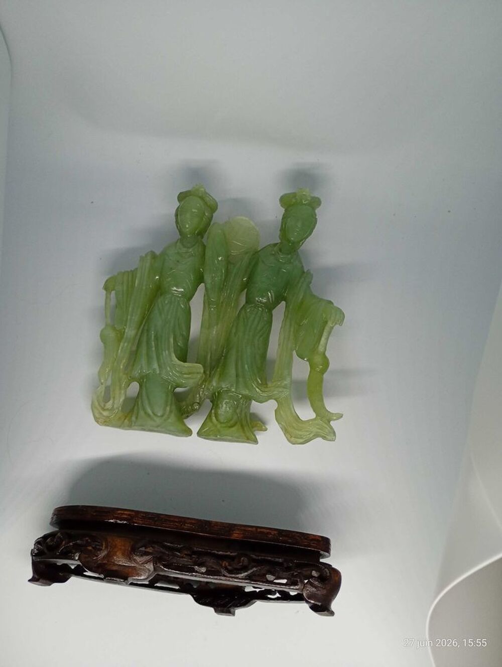 jolie statuette en jade sculpt&eacute; sur son socle d'origine 